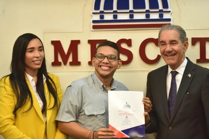 10,000 becas a estudiantes: Mescyt