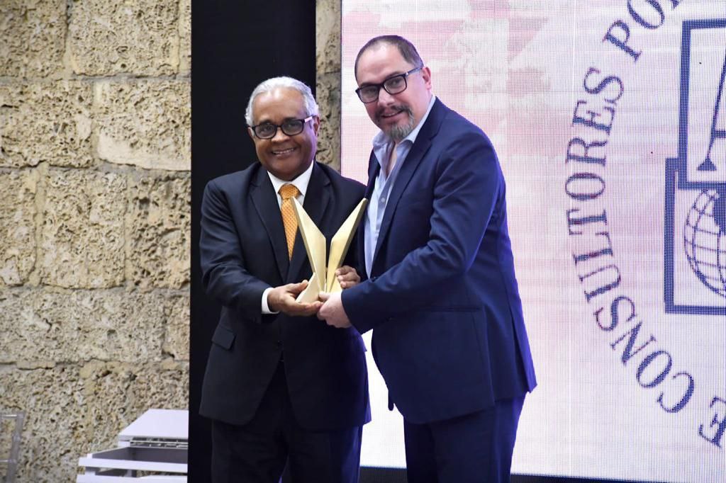 El estratega Luis Enrique Monterroso es galardonado con dos premios de Consultoría Política a nivel Iberoamericano