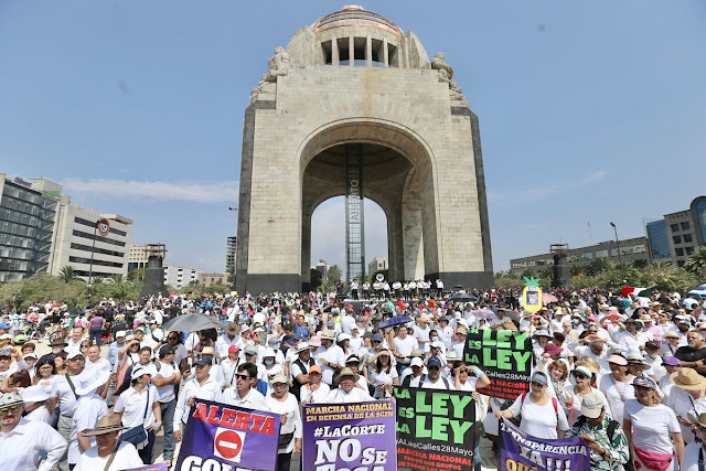 “¡A la Corte no se le toca!”: Miles marchan hacia el Zócalo y gritan al unísono en defensa de la SCJN
