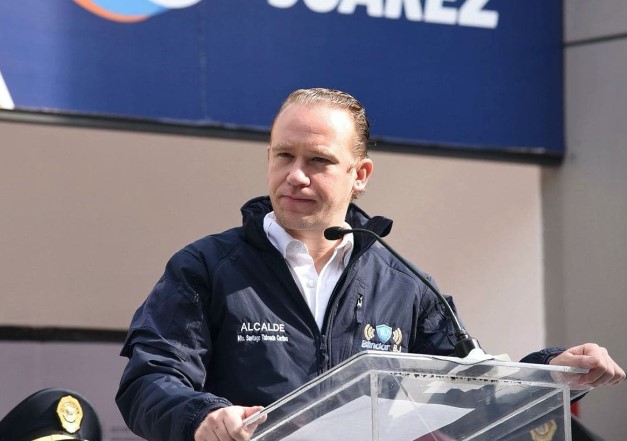 Retrato de Taboada en fondo neutro.