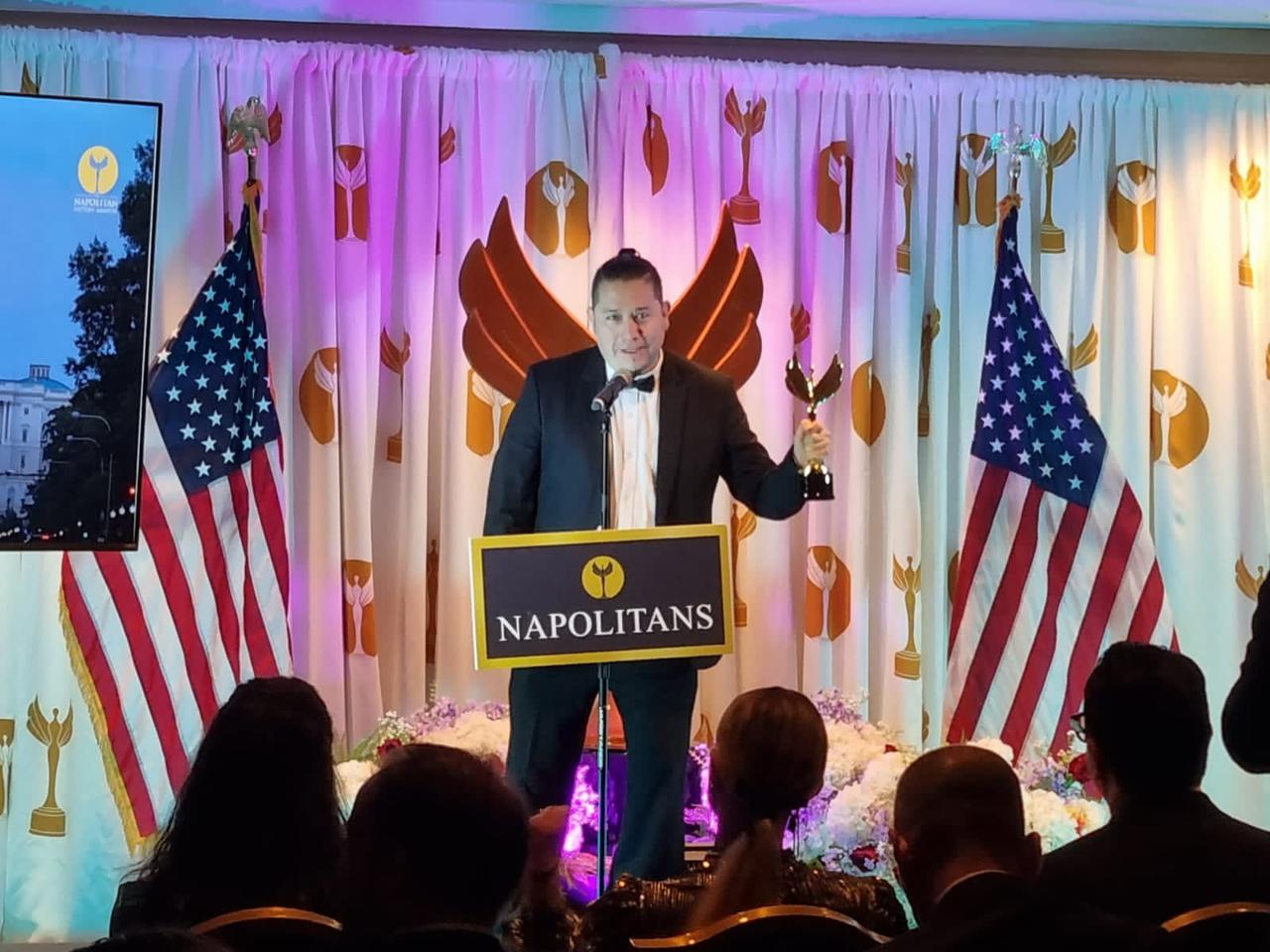 Imagen abstracta con tonos oscuros y formas.