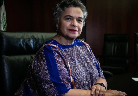 Beatriz Paredes en evento público.