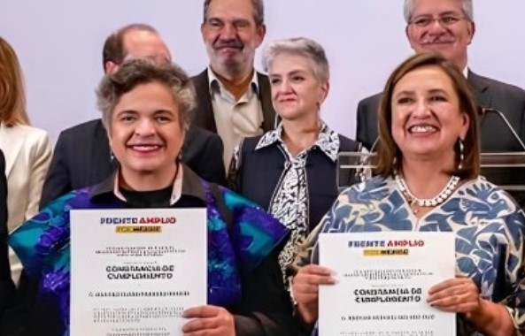 Beatriz y Xochitl en un evento público.