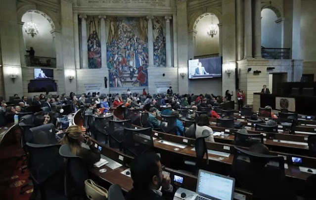 Congreso colombiano aplazan debate para reducir el salario de los congresistas Congreso de Colombia en imagen panorámica.