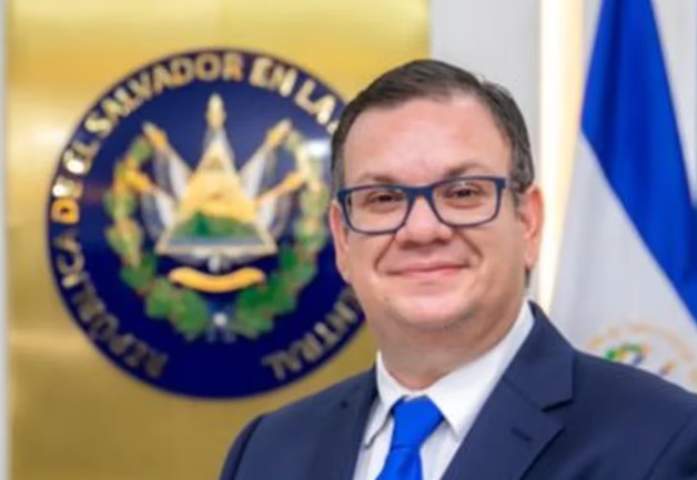 Diputado de El Salvador en evento oficial.