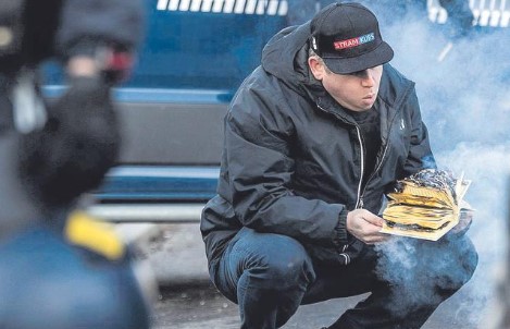 La Ola de Quemas de Coranes en Suecia y Dinamarca moviliza a los países islámicos Corán abierto sobre una superficie.