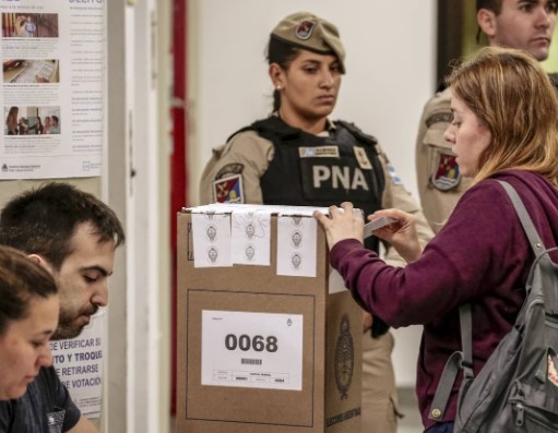 Elecciones en Argentina 2023, votantes en acción.