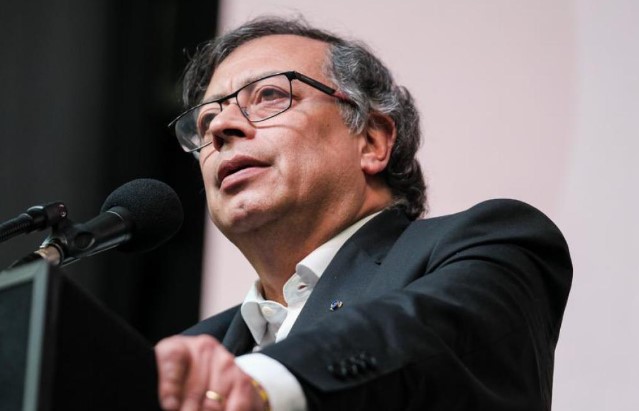 Petro cumple un año de gobierno en medio del escándalo de financiamiento Retrato de Gustavo Perot.