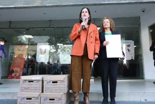 Fiscalía propone cerrar investigaciones por presuntas irregularidades de Layda Sansores Lía Limón en un evento público.