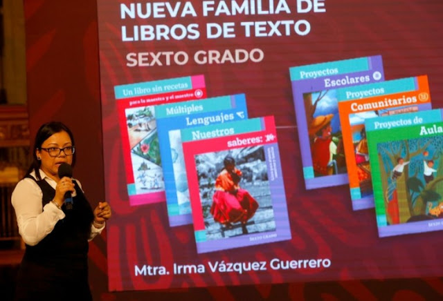 Libros de texto apilados en una mesa.