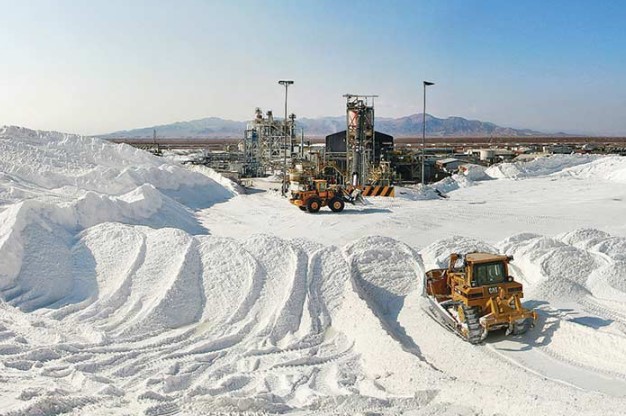 Mineral de litio en fondo blanco.