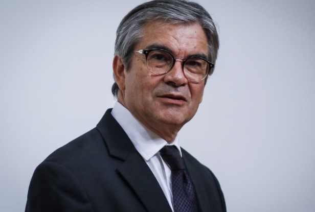 El desafío de un pacto fiscal en medio de complejas negociaciones políticas en Chile Retrato de Mario Marcel.