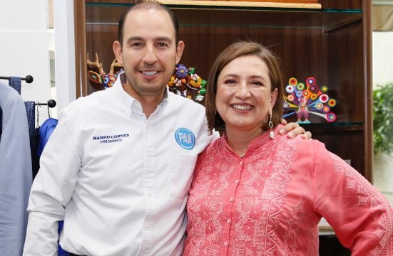 Marko Cortés felicita a Xóchitl por triunfo en encuesta, asegura que ventaja “demuestra el sentir de la ciudadanía” Marko Cortés y Xóchitl Gálvez juntos en evento.