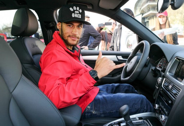 Neymar en acción durante un partido de fútbol.