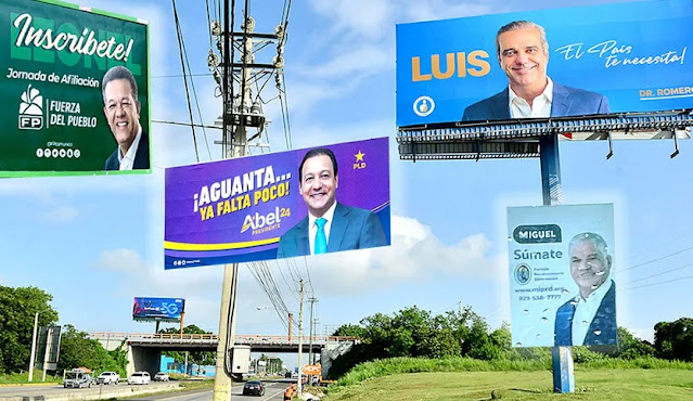 Vallas publicitarias en un entorno urbano.