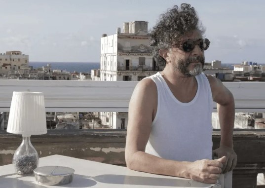 La censura del documental “La Habana de Fito” desencadenó protestas de artistas cubanos Fito Páez sonriendo en un evento musical.