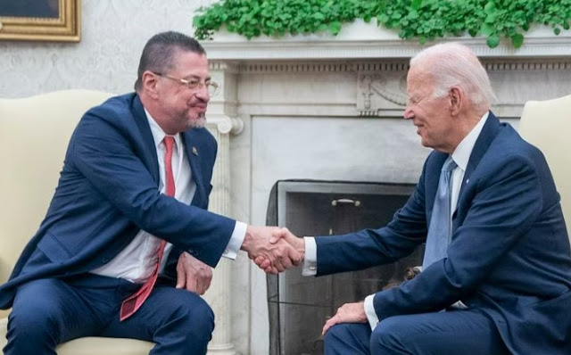 Joe Biden y Rodrigo Chaves en evento oficial.
