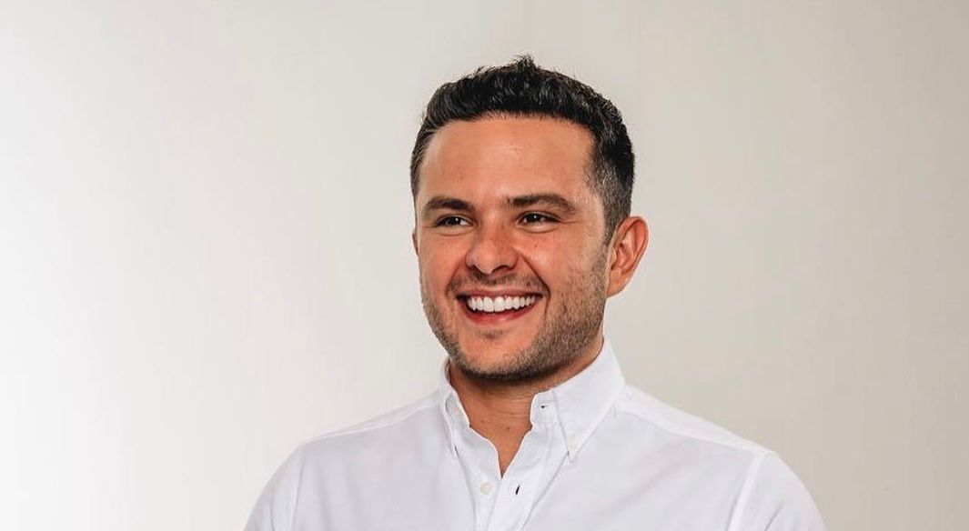 Imagen abstracta con tonos oscuros y formas.