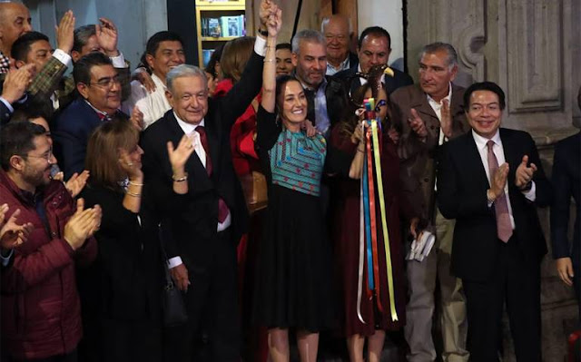 Le entrega AMLO a Claudia Sheinbaum el bastón de mando de la Cuarta Transformación Bastón de apoyo en fondo blanco.