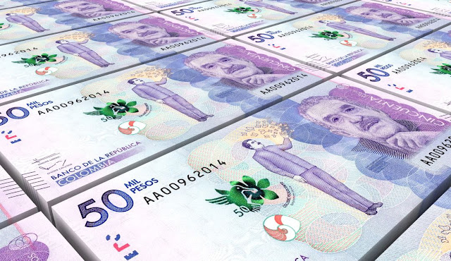 Paisaje de Colombia con montañas y vegetación.