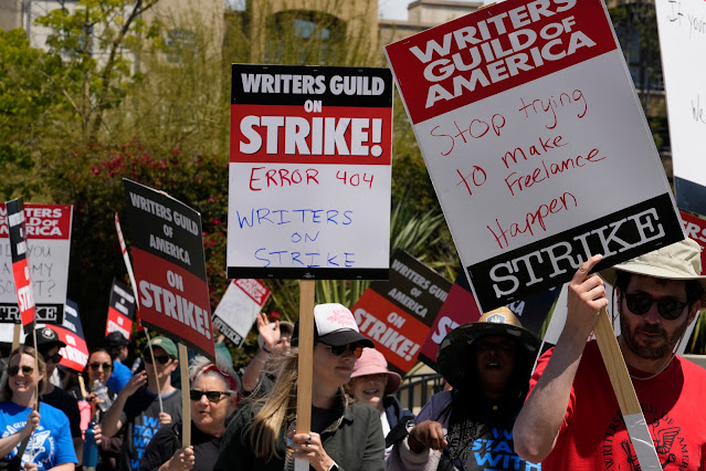 Estudios de Hollywood logran acuerdo tentativo con huelga de guionistas; Protesta durante una huelga laboral.