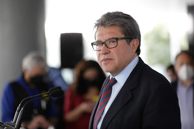 Ricardo Monreal se baja de la lucha por la candidatura de la CDMX, apoyará la campaña de Claudia Sheinbaum Retrato de Ricardo Monreal en un evento político.