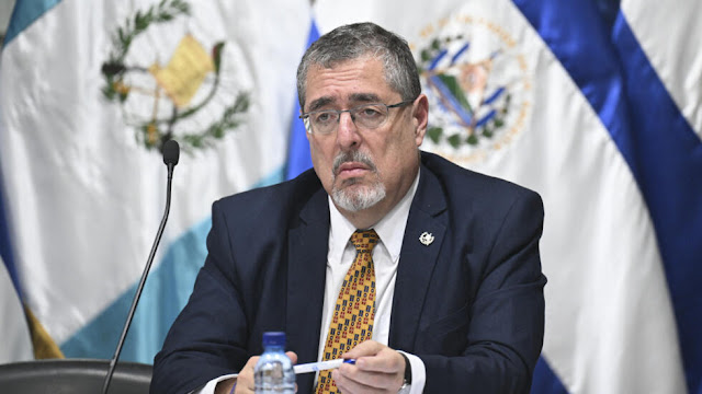 El Máximo Tribunal de Guatemala ordena garantizar toma de poder de Arévalo Retrato de Arévalo en fondo neutro.