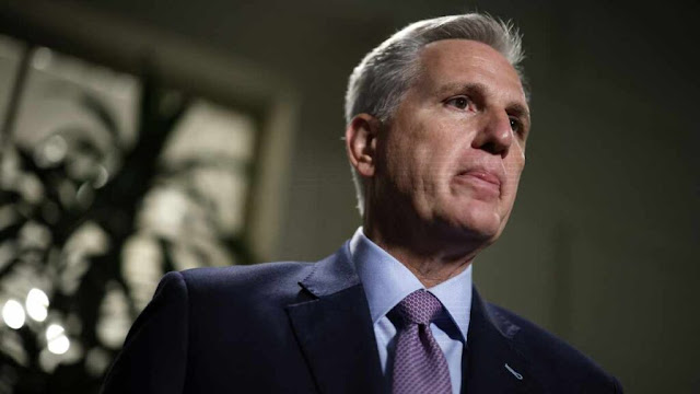 Destituyen al presidente de la Cámara de Representantes de Estados Unidos, Kevin McCarthy Retrato de McCarthy en fondo neutro.
