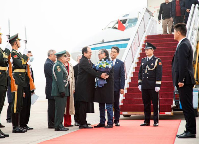 Retrato de Petro en fondo neutro.