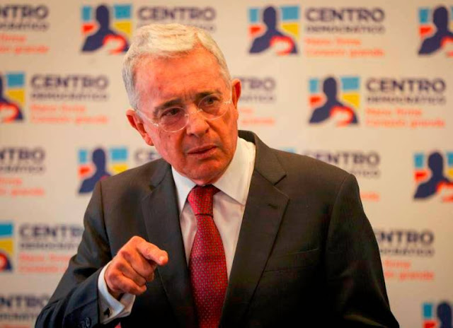 ¿Por qué un Tribunal de Bogotá llamó a juicio al expresidente Álvaro Uribe? Retrato de Álvaro Uribe Vélez.