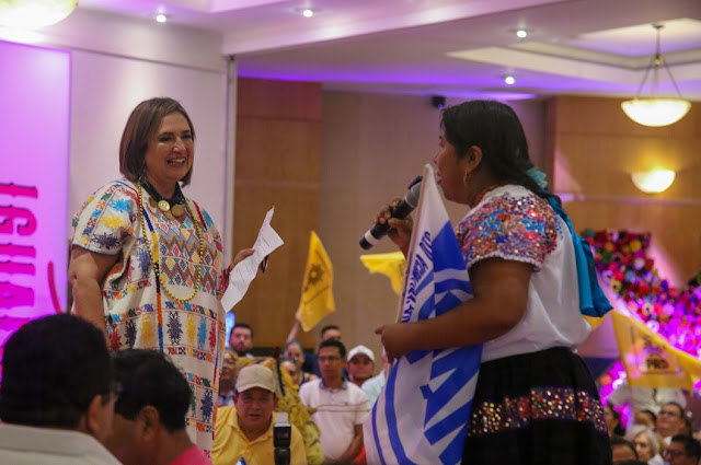 Xóchitl Galvez sonriendo en un evento público.