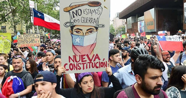 Bandera de Chile ondeando al viento.