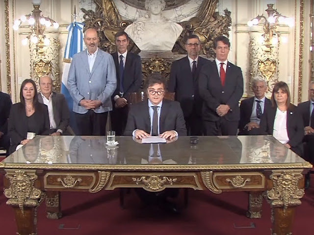 Milei anuncia la desregulación de la economía Argentina Paisaje de Argentina con montañas y cielo azul.