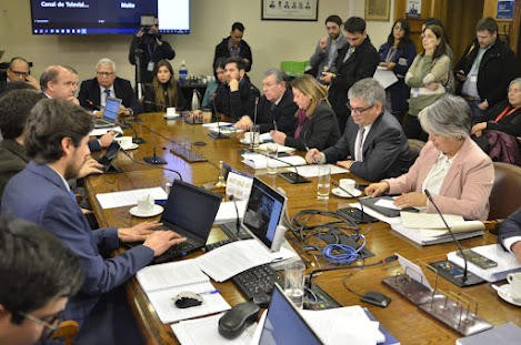 Debate intenso en Chile por la reforma de pensiones: propuestas, críticas y avances en el Congreso Reforma previsional en México.