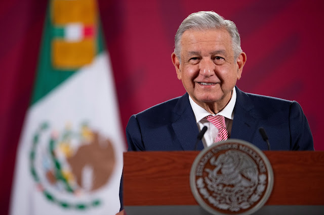 Andrés Manuel López Obrador en evento público.