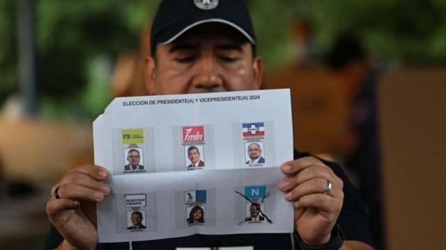 Inician recuento final en elecciones de El Salvador Retrato de Bukelñ en fondo neutro.