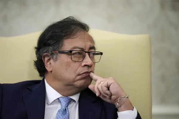 Petro asegura que habrá intento de “golpe de Estado” Retrato de Petro en fondo neutro.