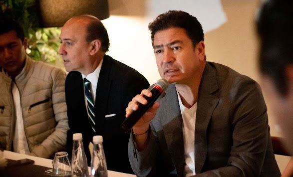 Imagen abstracta con colores vibrantes y formas.