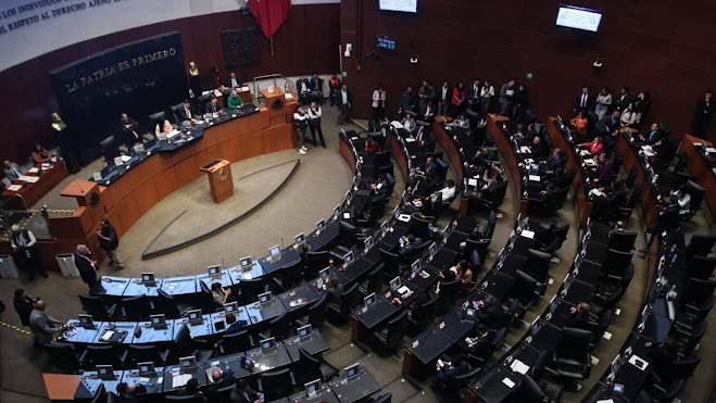 Imagen de un paisaje natural con montañas.
