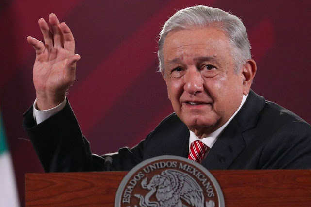 AMLO y Xóchitl Gálvez en evento político.