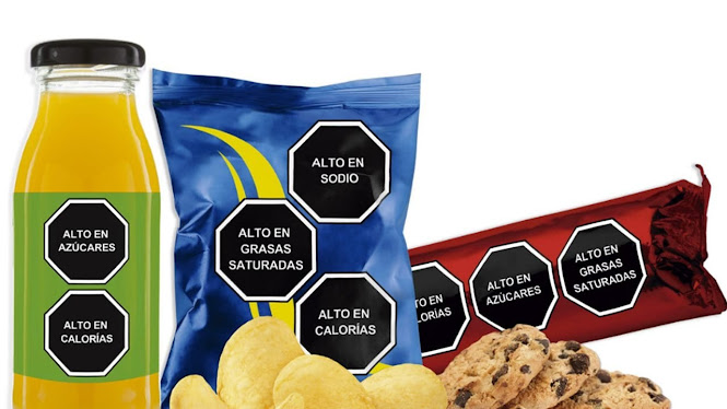 Suprema Corte rechaza amparo contra etiquetados frontales en alimentos Plato de comida chatarra variada y colorida.