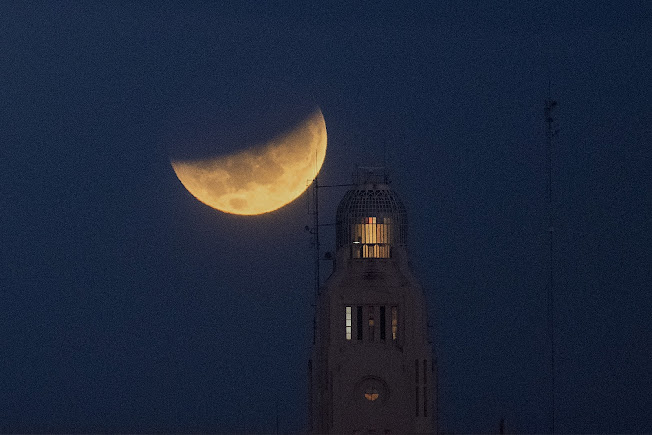 La NASA persigue el tiempo lunar: En búsqueda de un nuevo reloj para la Luna Imagen abstracta con colores vibrantes y formas.