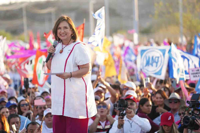 Beltrones y Xóchitl en evento político.