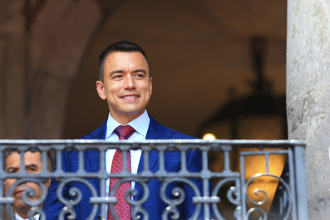 Presidente de Ecuador, Daniel Noboa, comparte su visión sobre líderes latinoamericanos Imagen abstracta con colores vibrantes y formas.