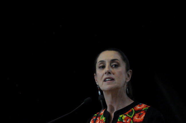 Claudia Sheinbaum nombrará a experto en cambio climático para la Secretaría de Energía Diseño geométrico abstracto colorido.