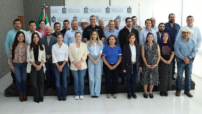 Alcaldes y diputados reunidos en el congreso.
