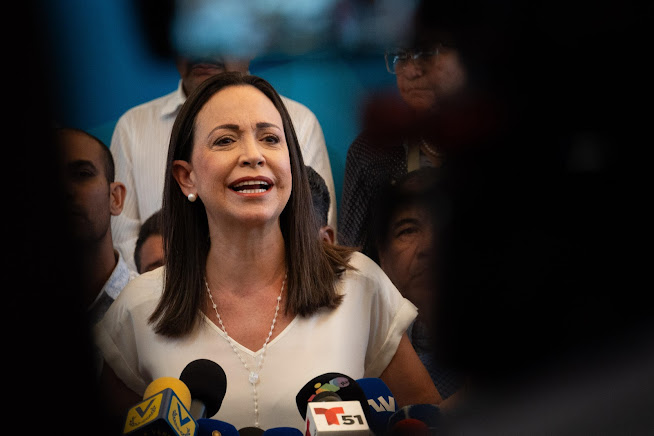 María Corina Machado agradece apoyo internacional contra la persecución en Venezuela Imagen abstracta con tonos oscuros y texturas.