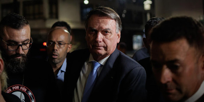 Policía Federal de Brasil implica a Bolsonaro en esquema de subasta de joyas y regalos Imagen de un paisaje natural con montañas.
