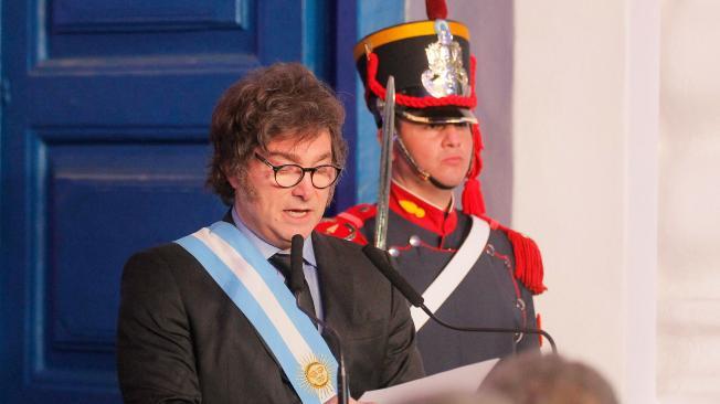 Imagen de un paisaje natural con montañas.