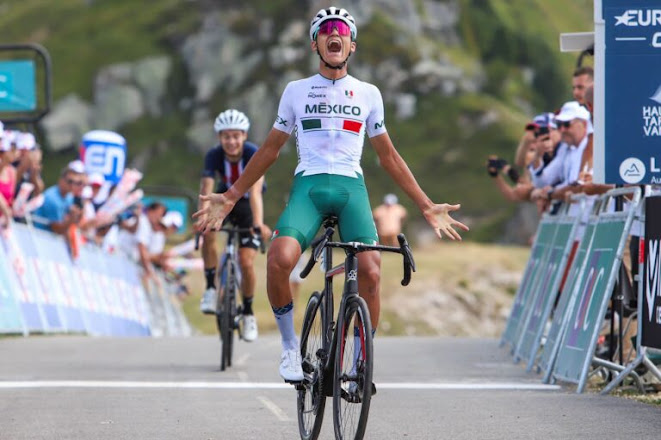 Isaac del Toro hace historia: Primer mexicano en ganar el Tour de L’Avenir Isaac del Toro firmando un documento.